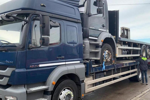 Mercedez-Benz Axor 1824 transporting an Axor 2429