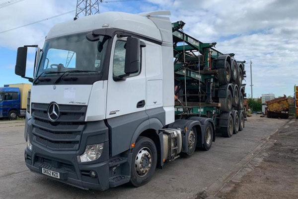 Mercedes-Benz Actros transporting skeletal trailers